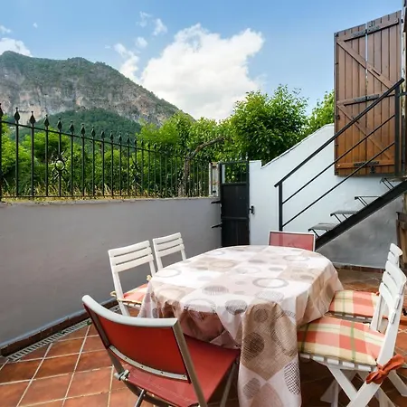 Holiday home Pirineos Escarrilla